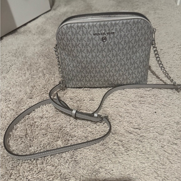 New Micheal Kors Cindy Dome Silver Crossbody - Picture 2 of 6